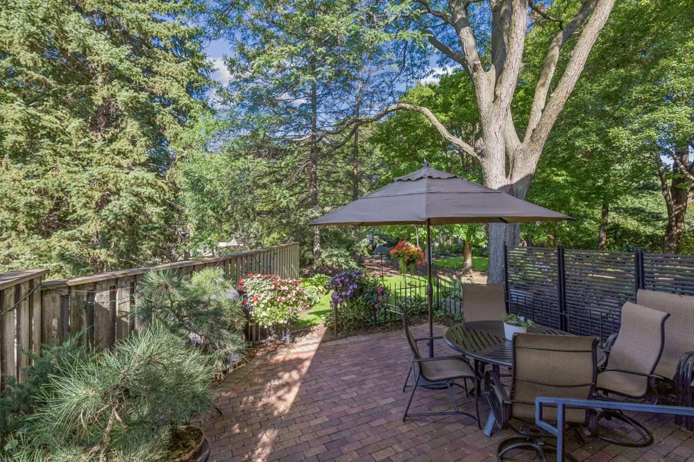 1952 Dupont Avenue S Minneapolis, MN 55403