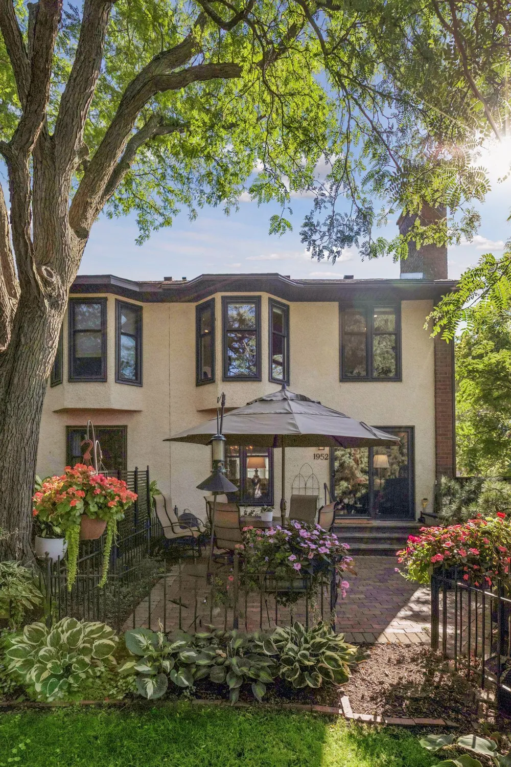 1952 Dupont Avenue S Minneapolis, MN 55403