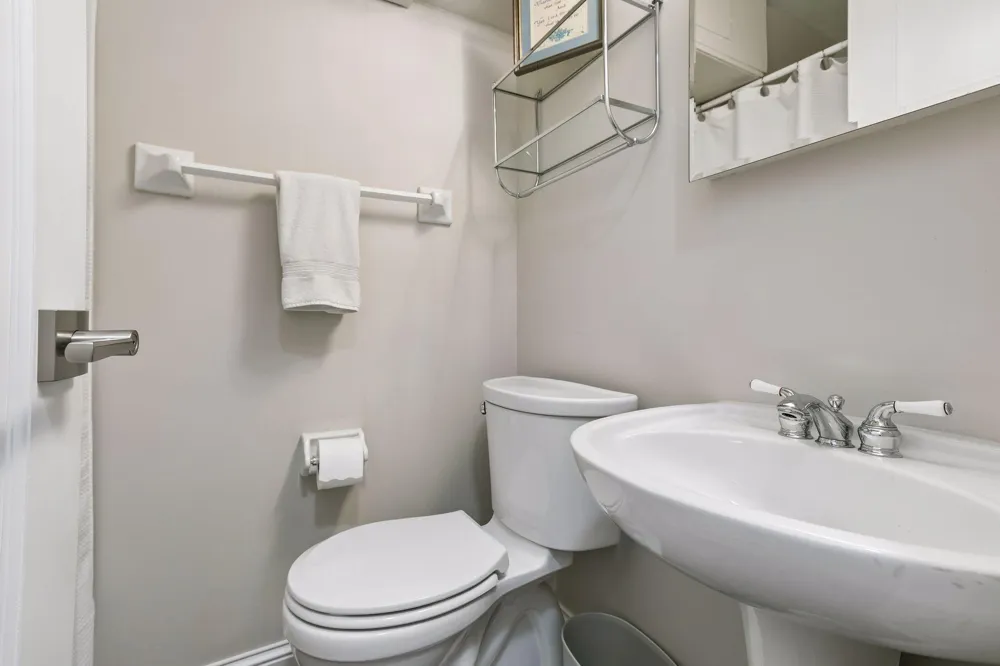1952 Dupont Avenue S Minneapolis, MN 55403