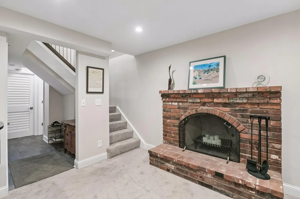 1952 Dupont Avenue S Minneapolis, MN 55403