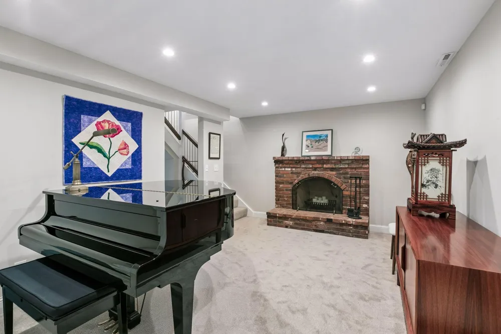 1952 Dupont Avenue S Minneapolis, MN 55403