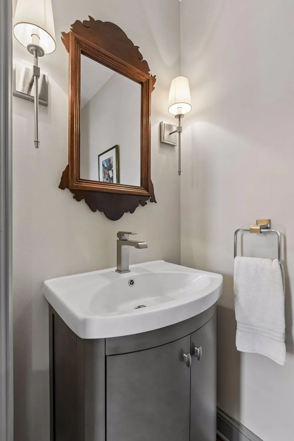 1952 Dupont Avenue S Minneapolis, MN 55403