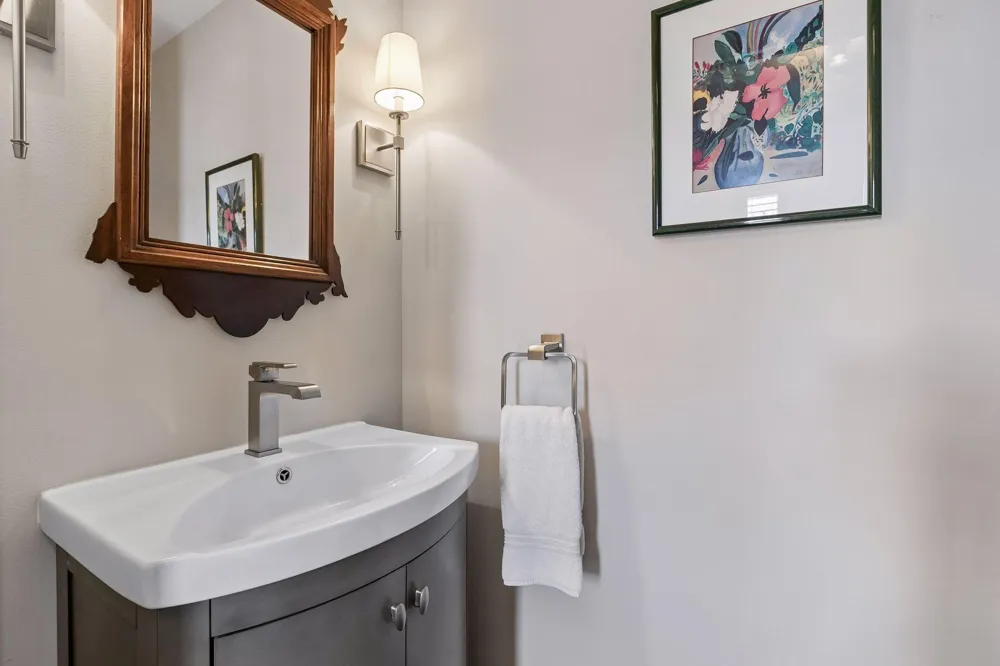 1952 Dupont Avenue S Minneapolis, MN 55403