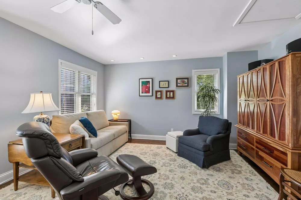 1952 Dupont Avenue S Minneapolis, MN 55403