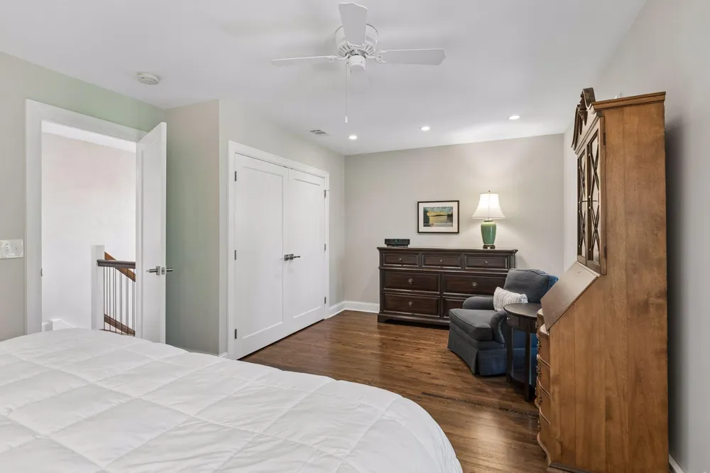 1952 Dupont Avenue S Minneapolis, MN 55403