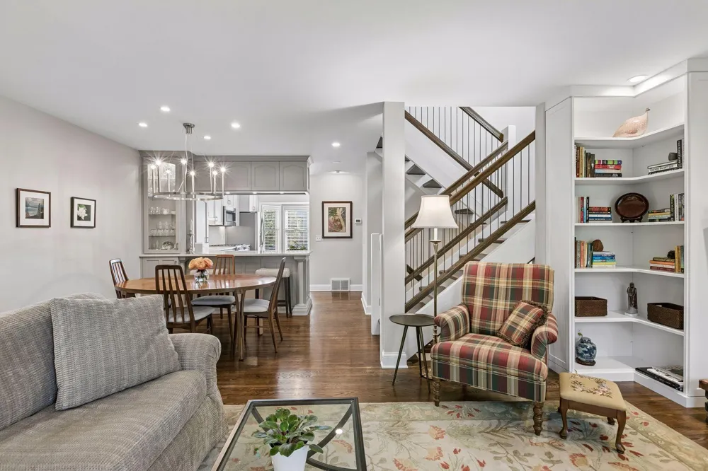 1952 Dupont Avenue S Minneapolis, MN 55403