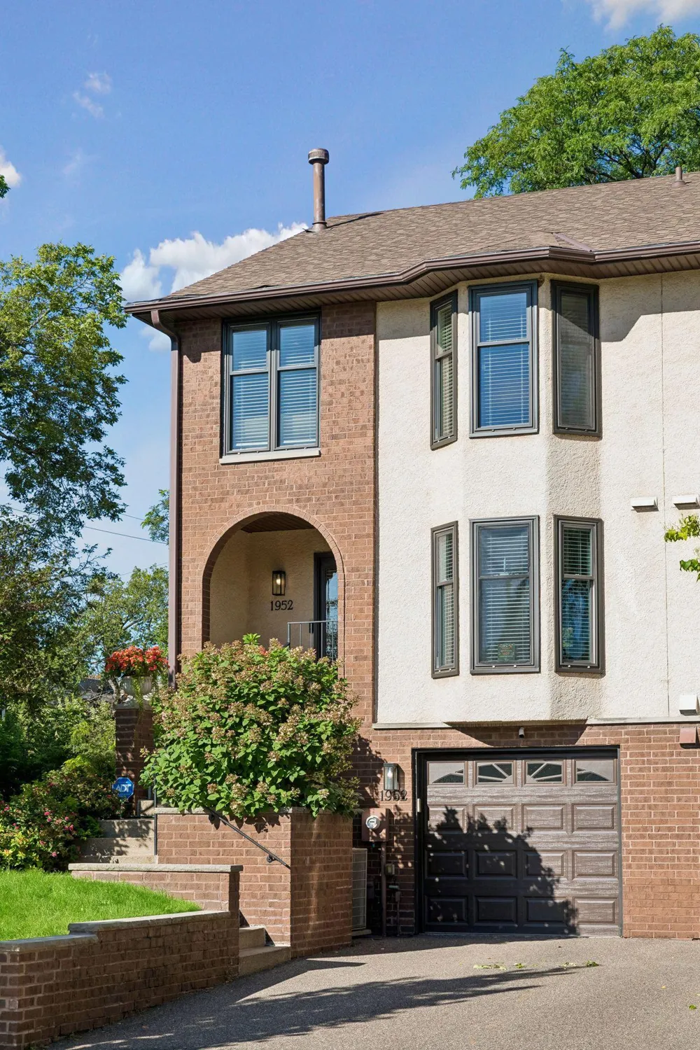 1952 Dupont Avenue S Minneapolis, MN 55403