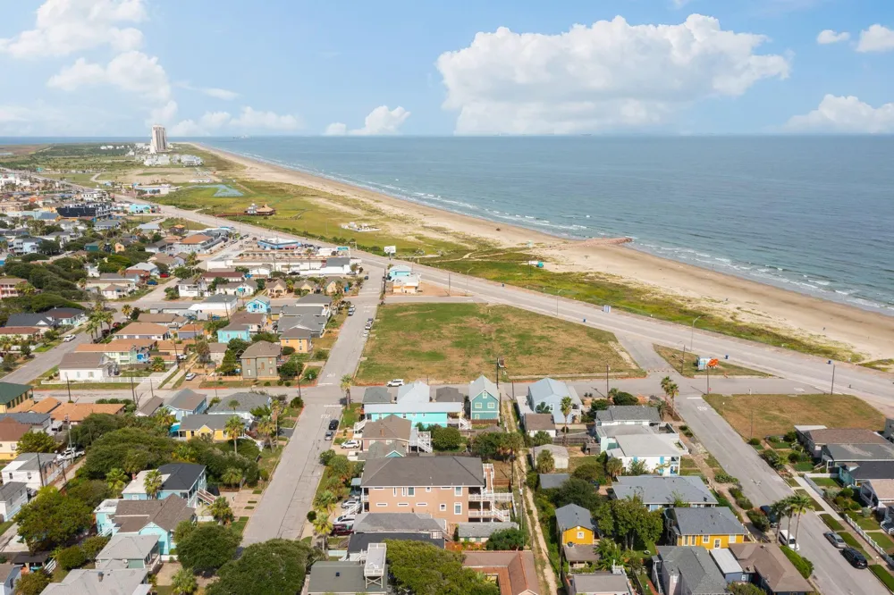 1213 Avenue M 1/2 Galveston, TX 77550
