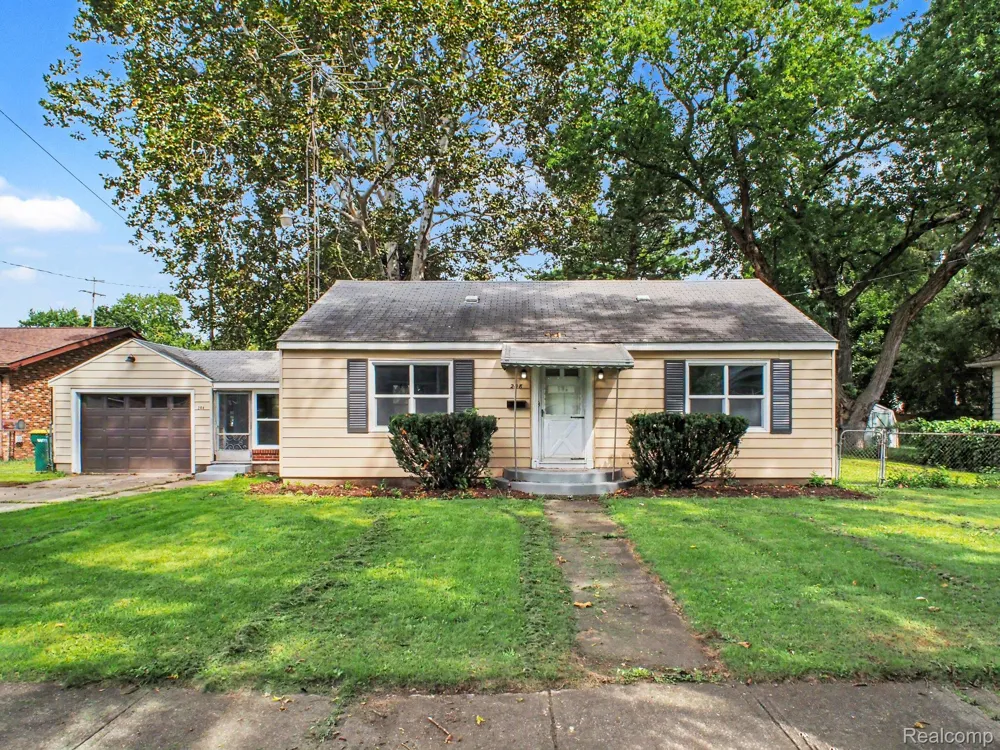 208 W Wayne Street Durand City, MI 48429