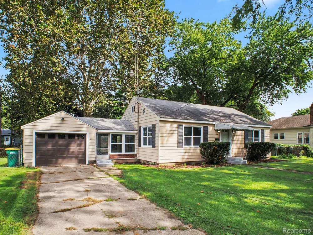 208 W Wayne Street Durand City, MI 48429