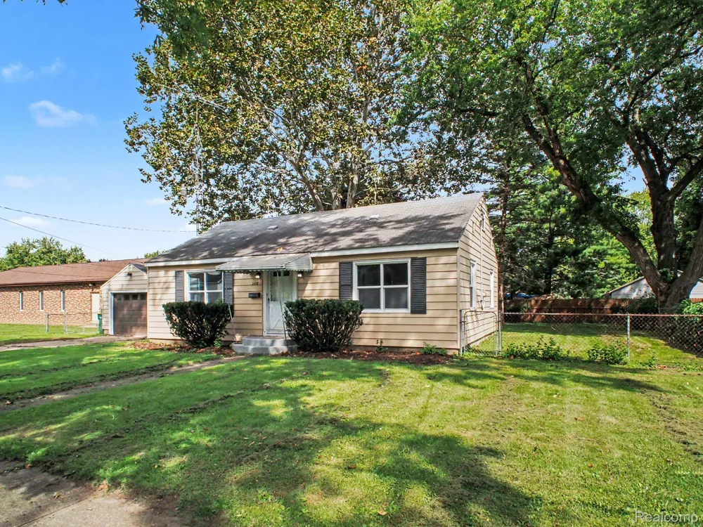 208 W Wayne Street Durand City, MI 48429