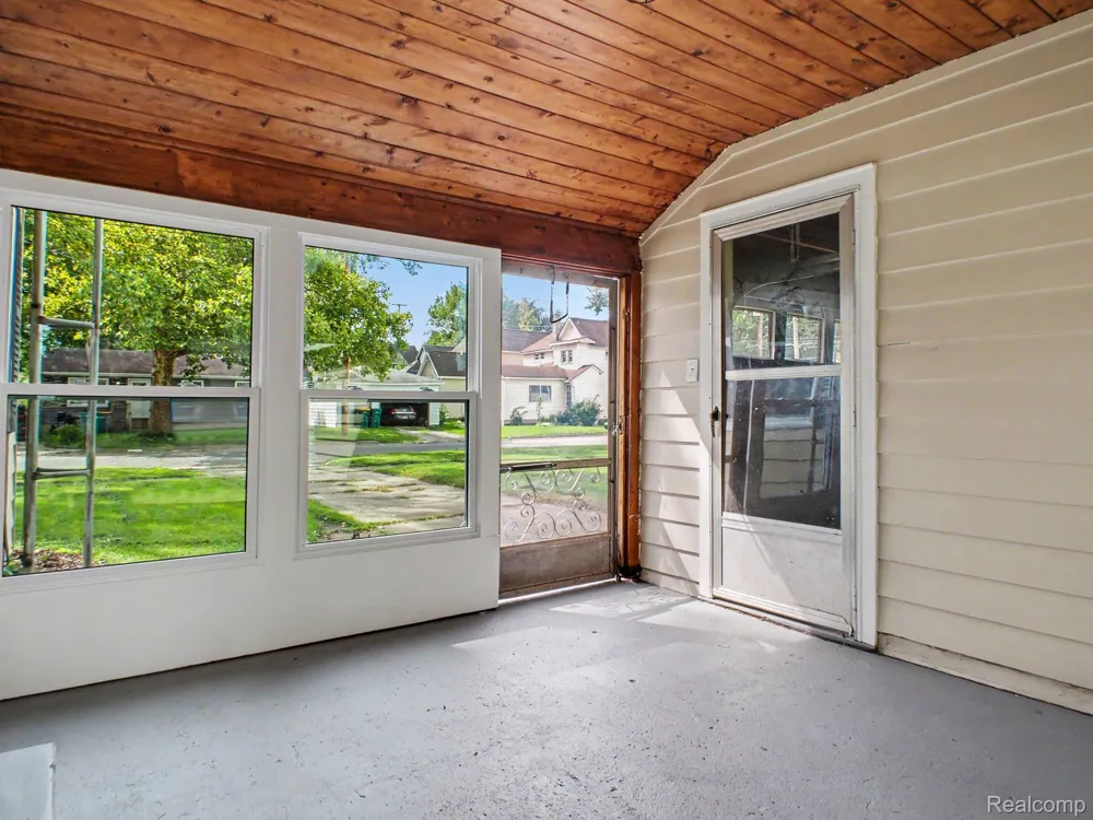 208 W Wayne Street Durand City, MI 48429