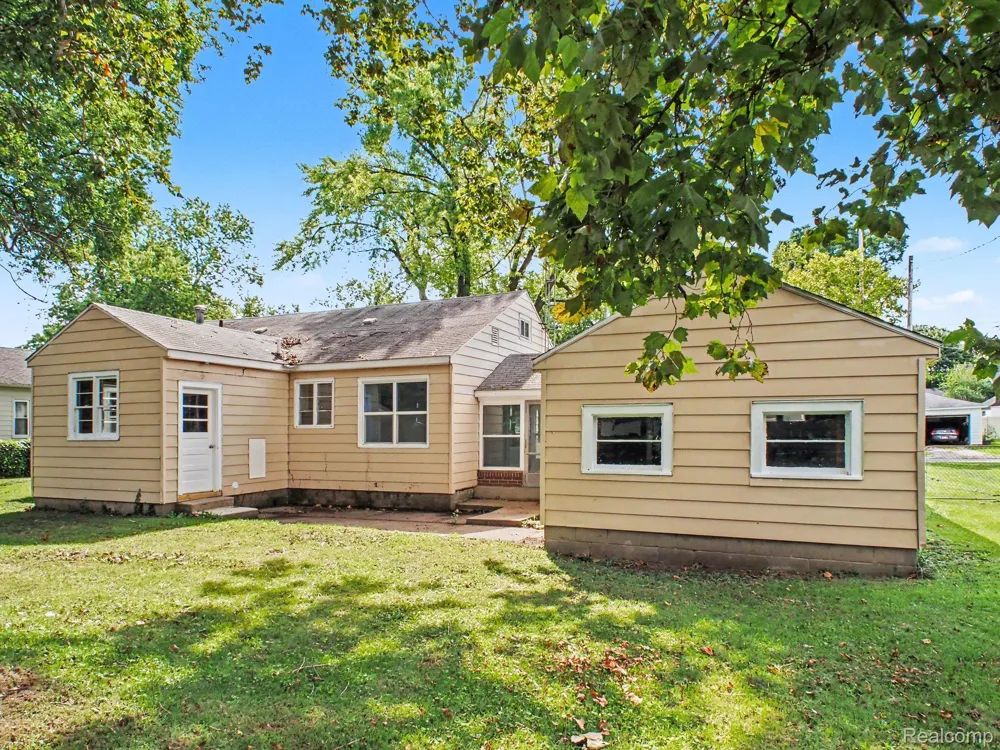 208 W Wayne Street Durand City, MI 48429