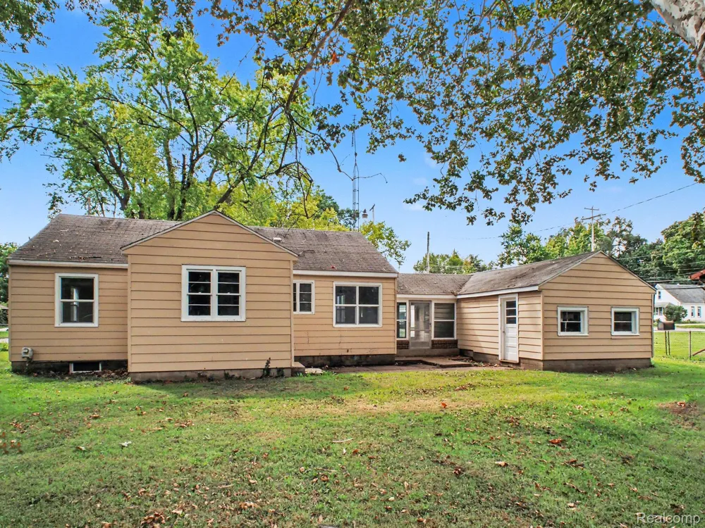 208 W Wayne Street Durand City, MI 48429