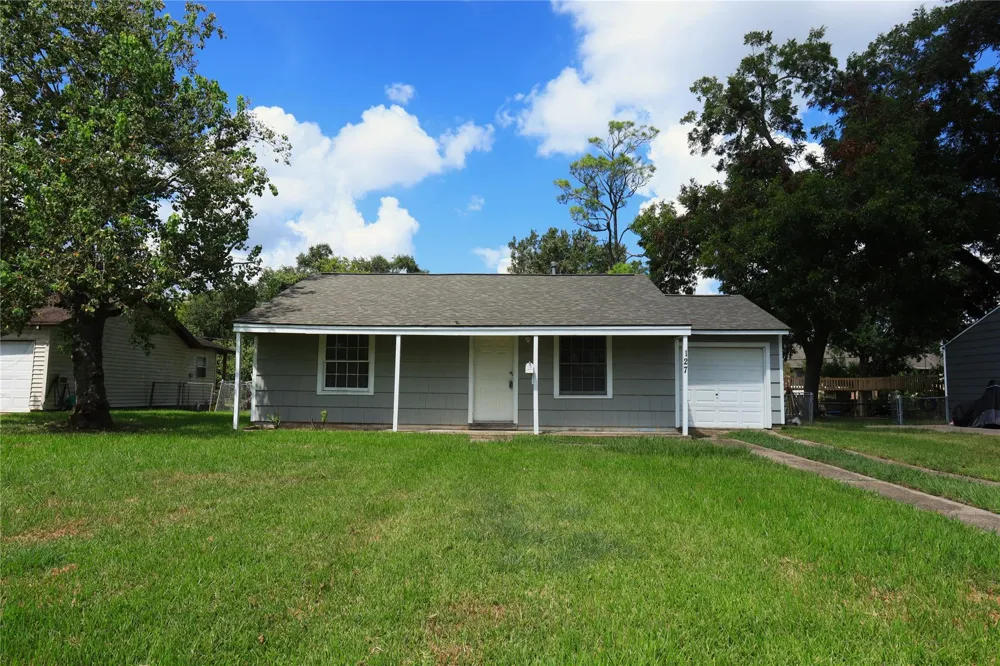 127 Holly Street Lake Jackson, TX 77566