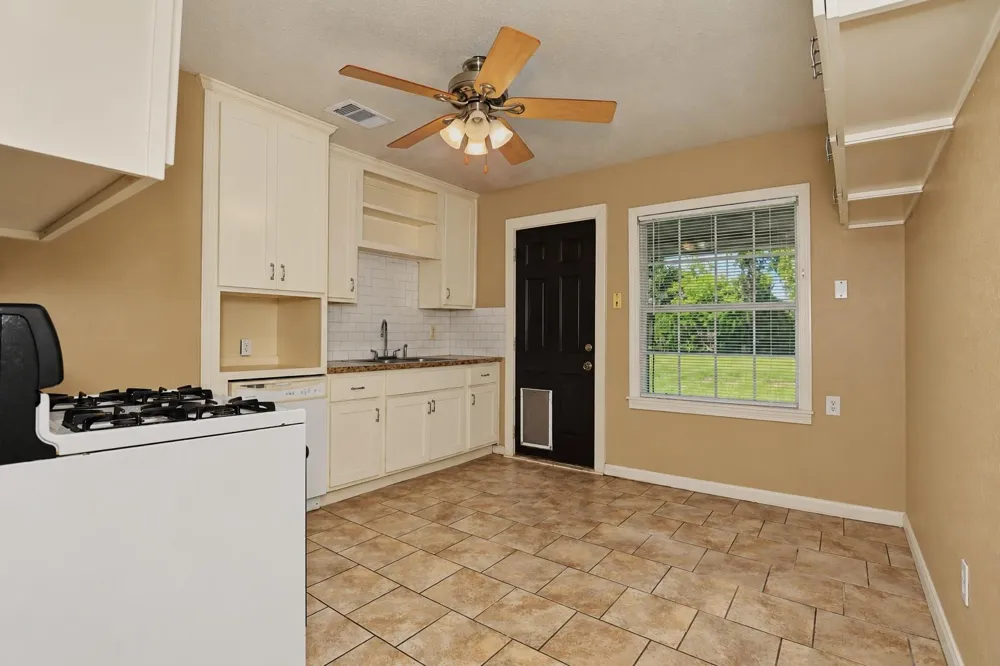 127 Holly Street Lake Jackson, TX 77566