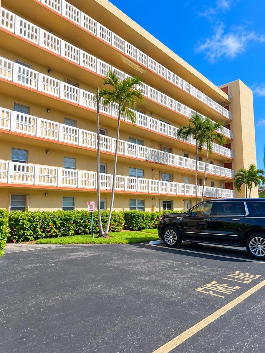 441 SE 3rd St #408 Dania Beach, FL 33004