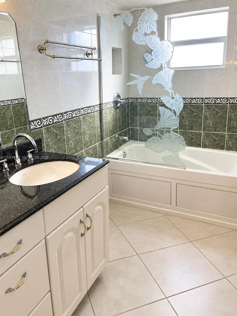 441 SE 3rd St #408 Dania Beach, FL 33004