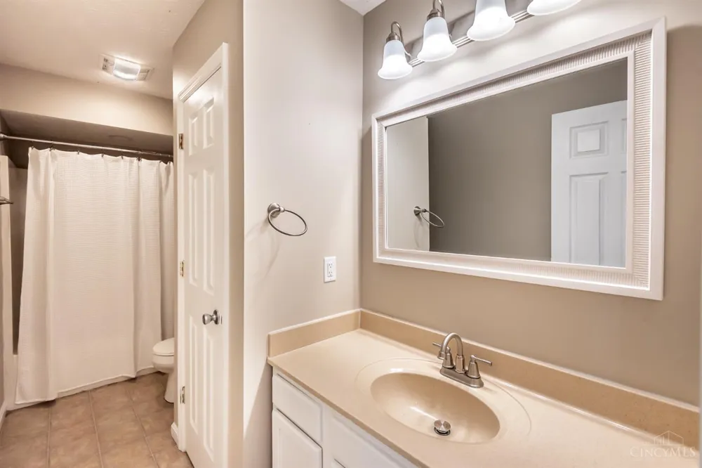 94 Fawn Lane Blanchester, OH 45107