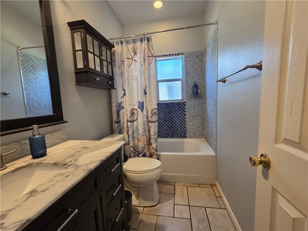 111 Paso Madera Rockport, TX 78382