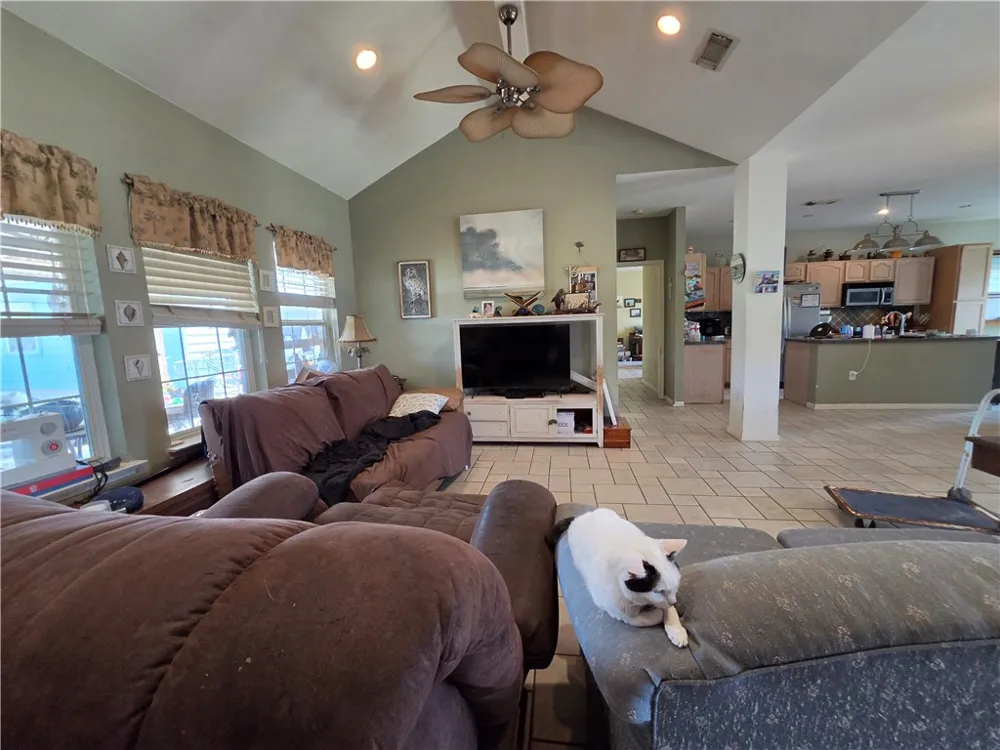 111 Paso Madera Rockport, TX 78382