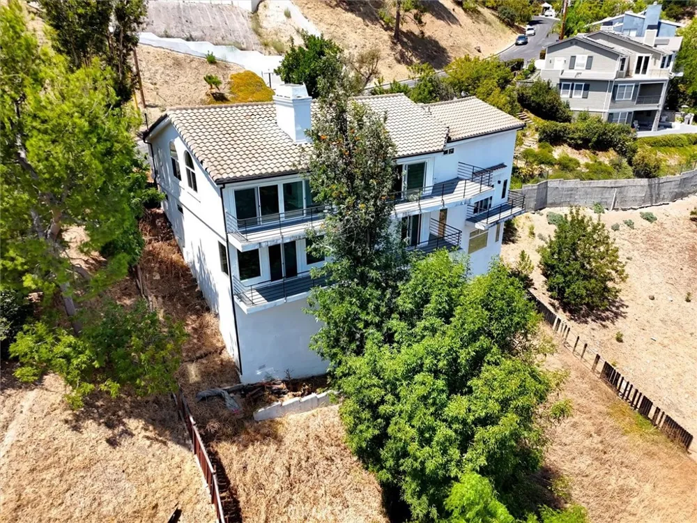 5096 Llano Drive Woodland Hills, CA 91364