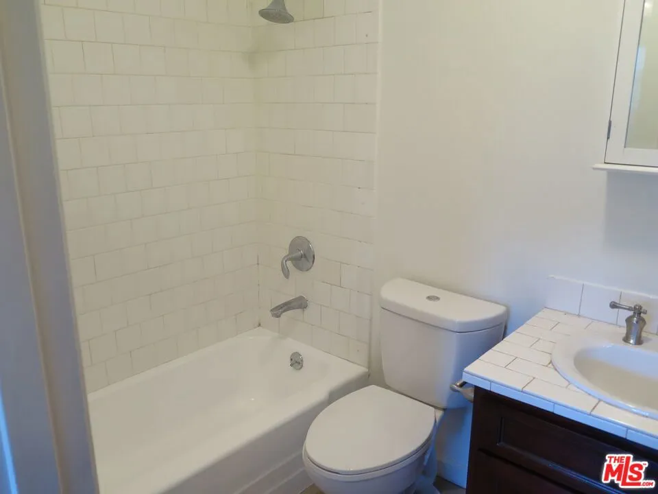 3603 MENTONE AVENUE #6 Los Angeles, CA 90034