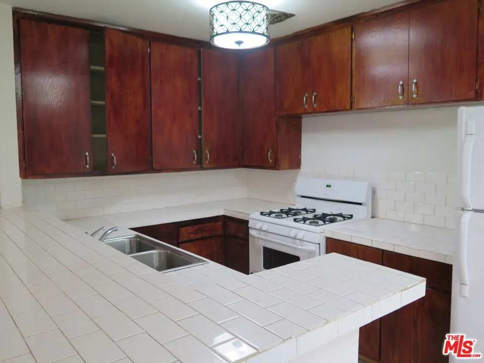 3603 MENTONE AVENUE #6 Los Angeles, CA 90034