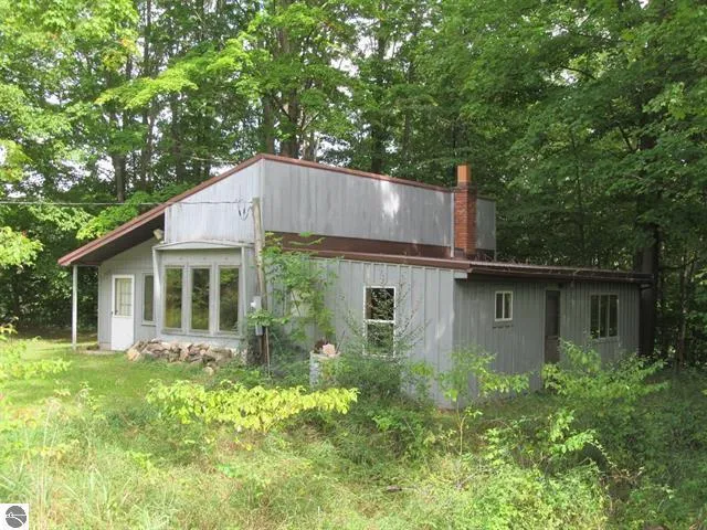 22484 90th Avenue Marion, MI 49665