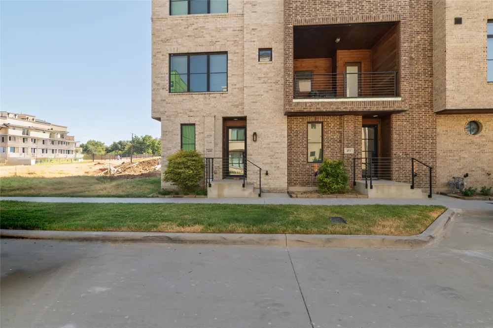 449 S Rayner Street Fort Worth, TX 76111