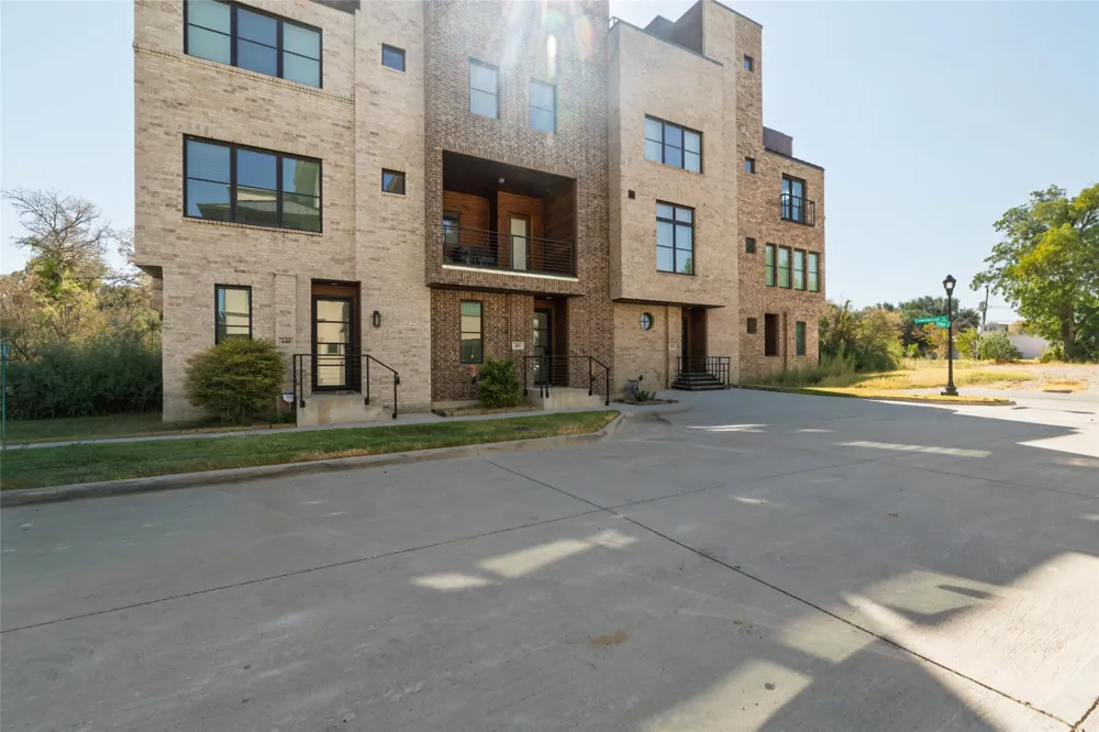 449 S Rayner Street Fort Worth, TX 76111