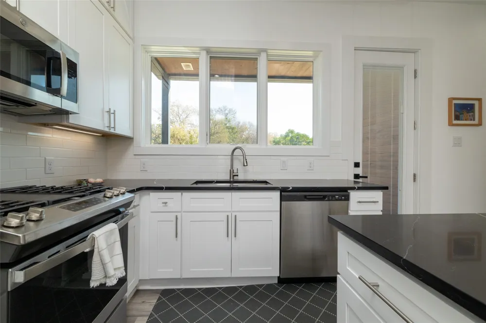 449 S Rayner Street Fort Worth, TX 76111