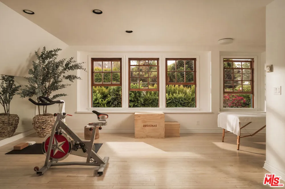 12225 Falkirk Lane Los Angeles, CA 90049