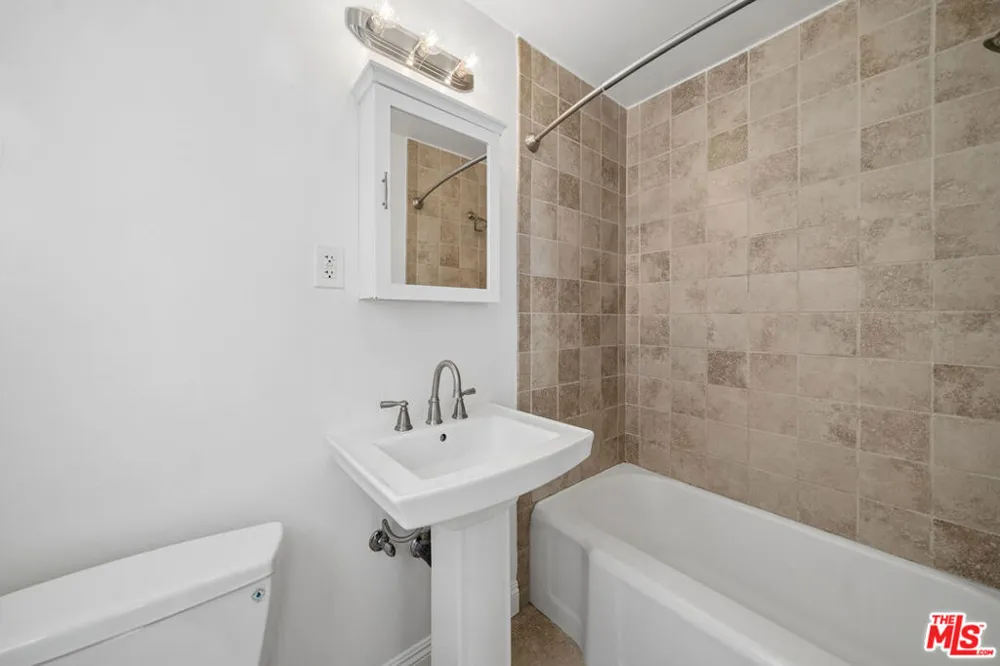 1811 Wilcox Avenue #9 Hollywood, CA 90028