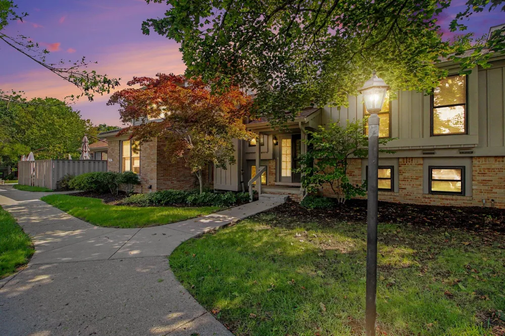 2206 Rivenoak Court Ann Arbor, MI 48103