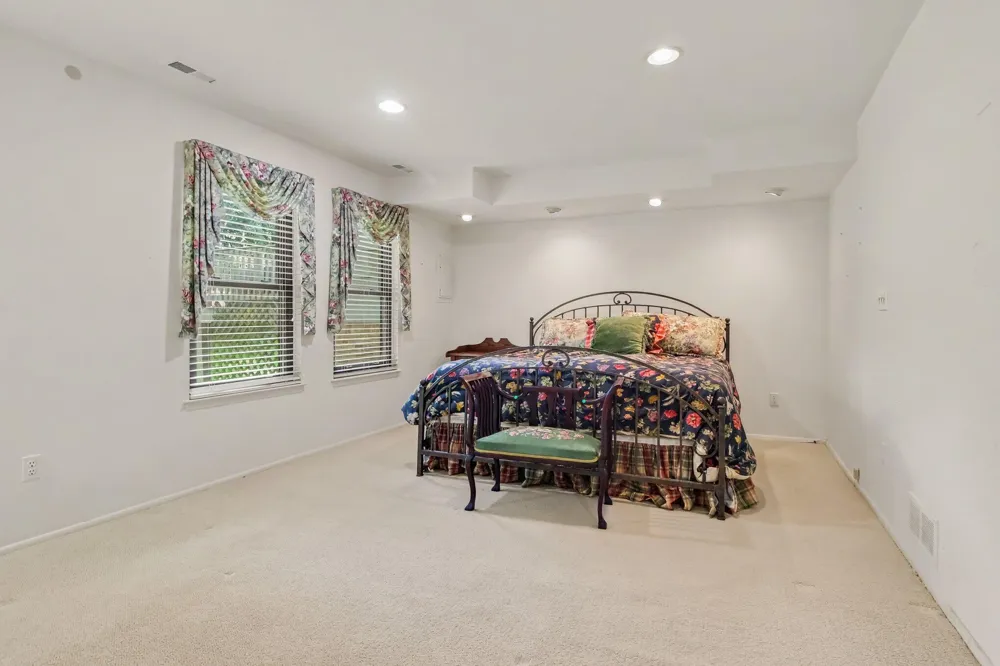 2206 Rivenoak Court Ann Arbor, MI 48103