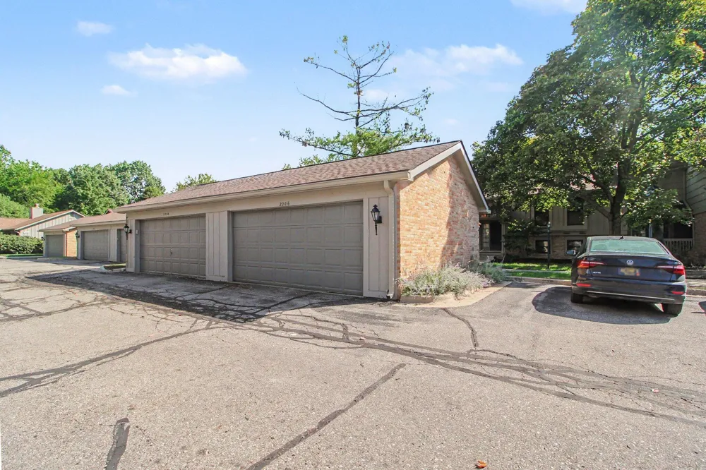 2206 Rivenoak Court Ann Arbor, MI 48103