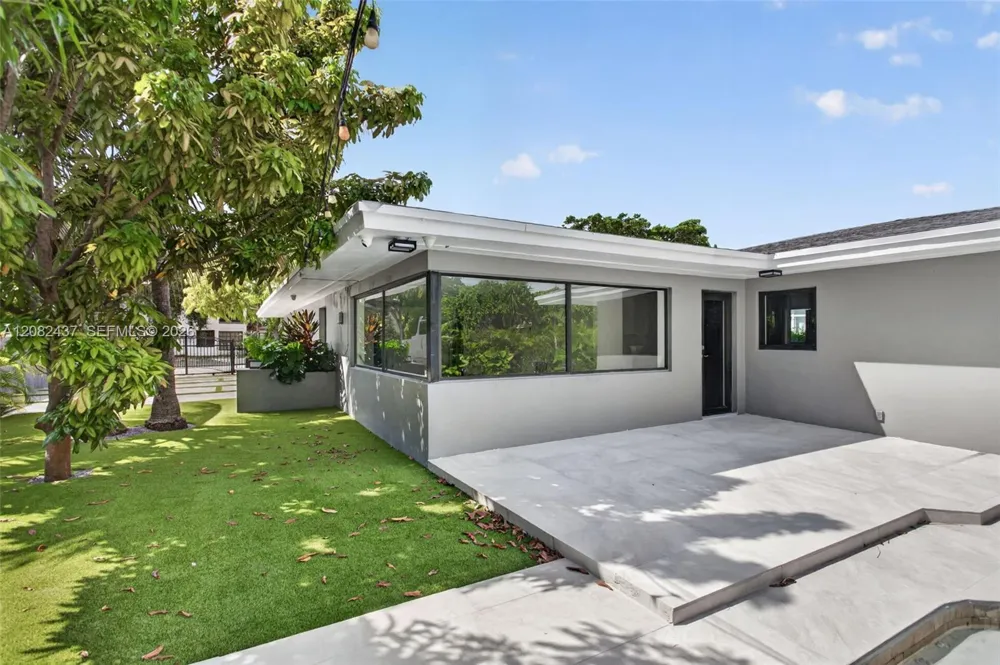 1215 NE 110th St Miami, FL 33161