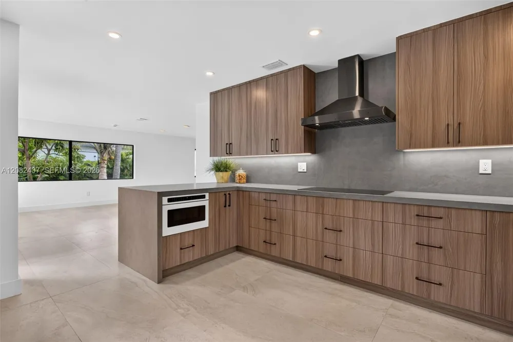 1215 NE 110th St Miami, FL 33161
