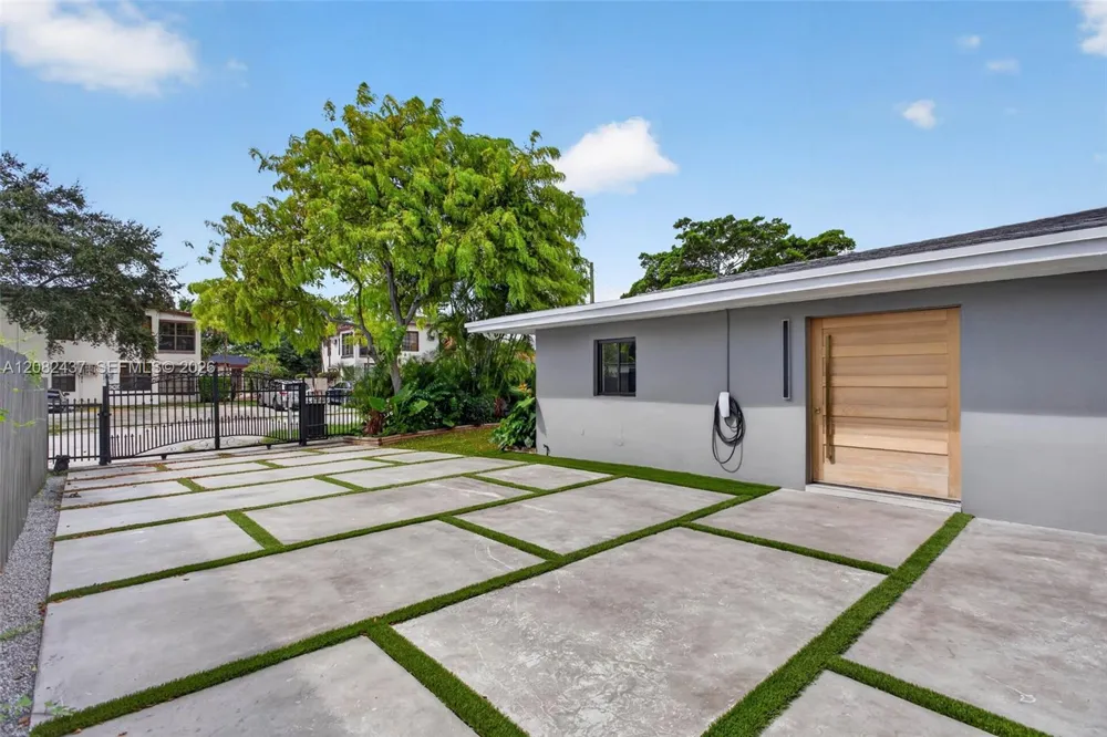 1215 NE 110th St Miami, FL 33161