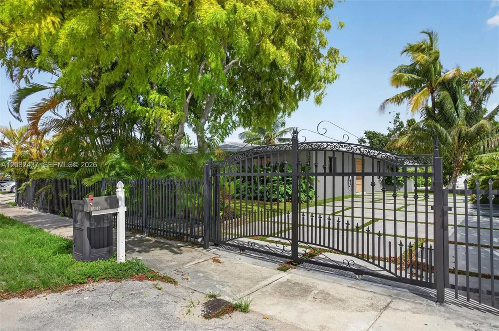 1215 NE 110th St Miami, FL 33161