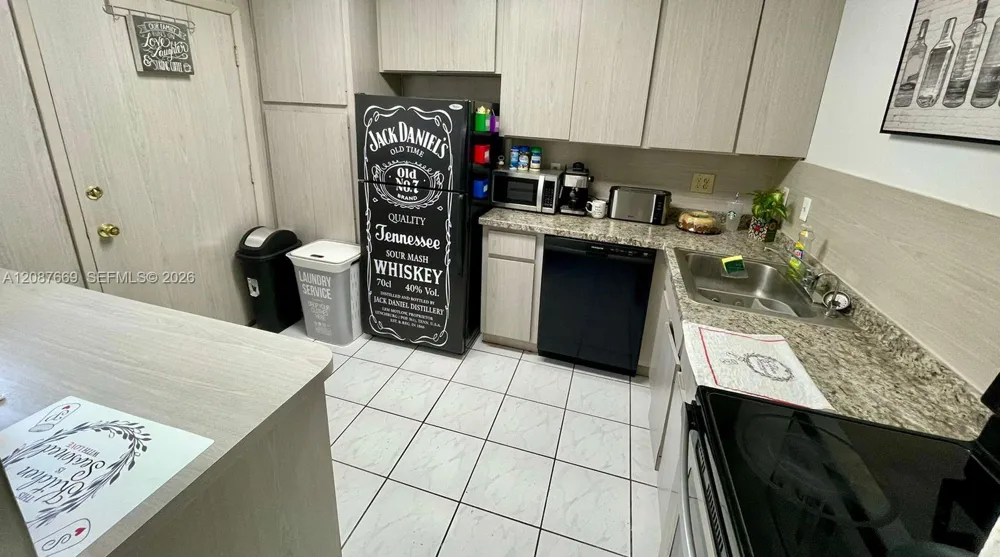 3660 NE 166th St #212 North Miami Beach, FL 33160