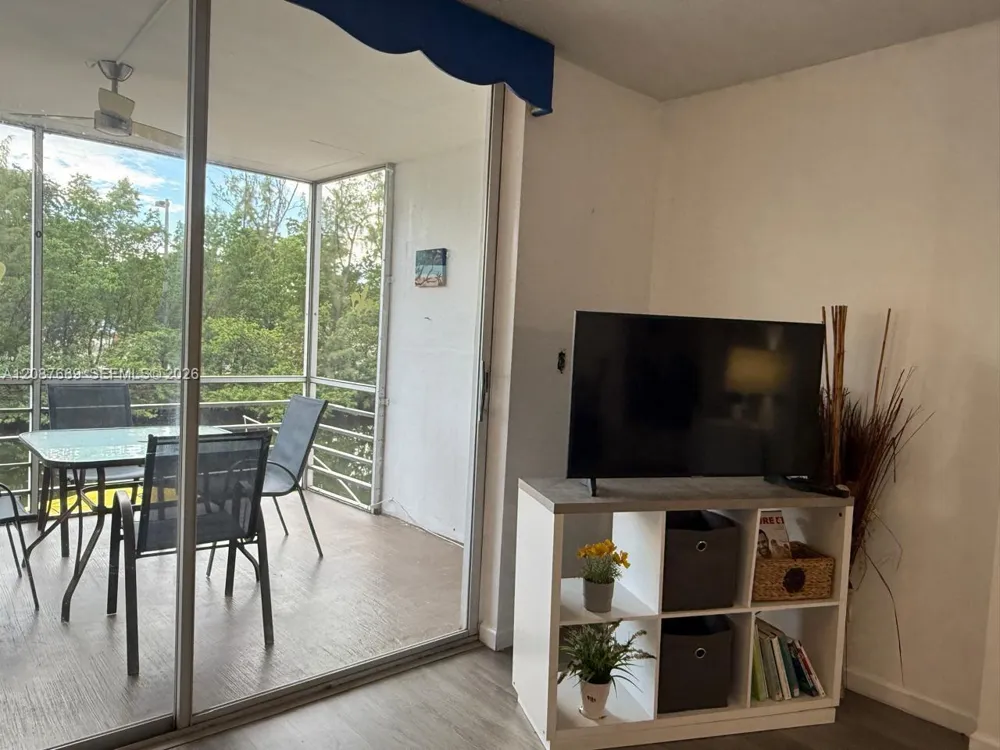 3660 NE 166th St #212 North Miami Beach, FL 33160