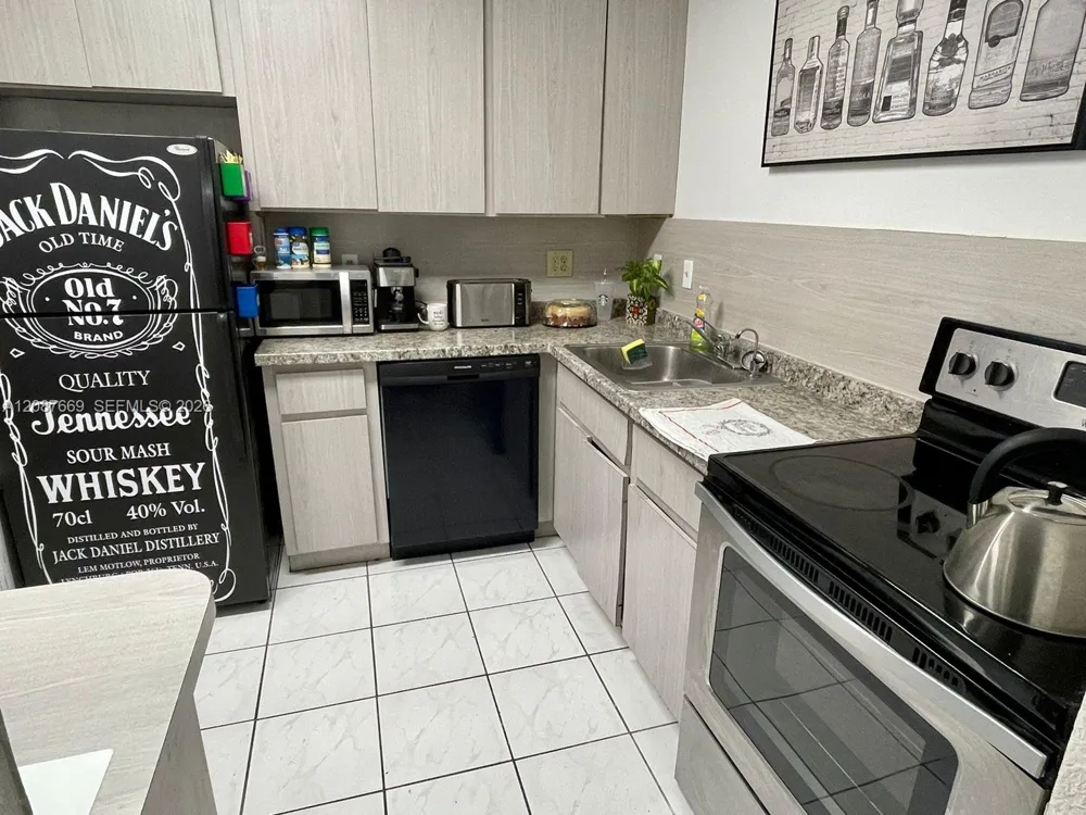 3660 NE 166th St #212 North Miami Beach, FL 33160