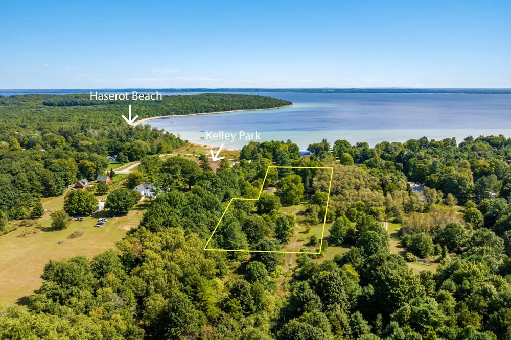 18529 Mission Peninsula Township, MI 49686