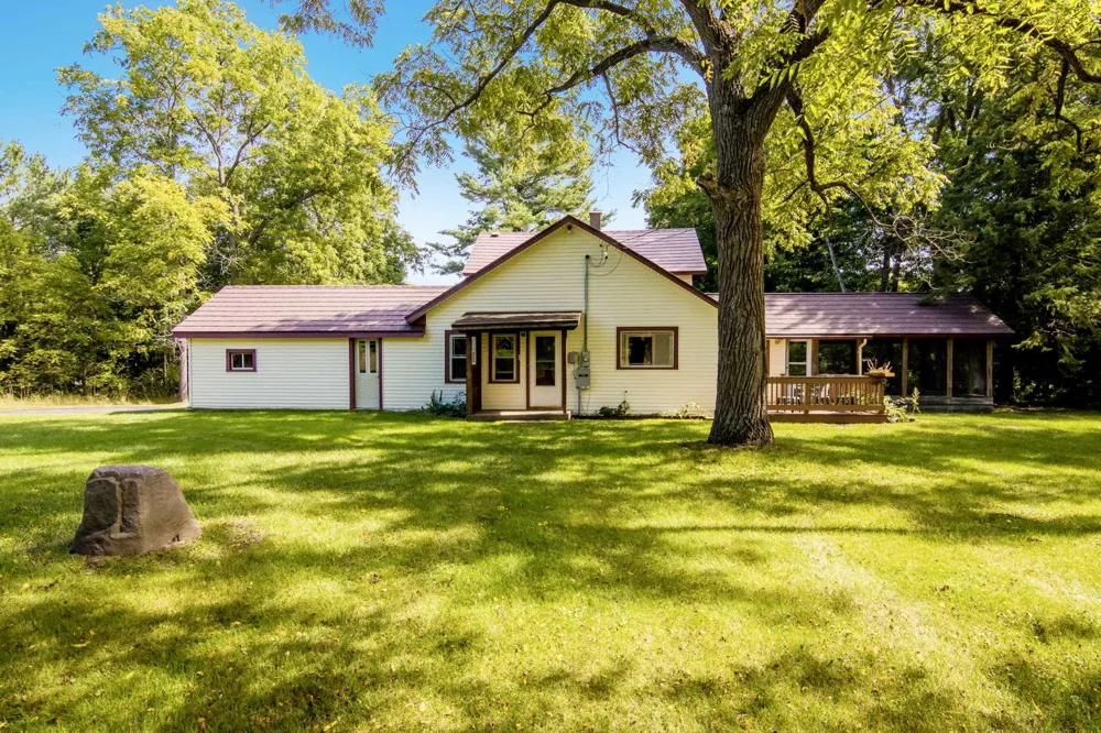 18529 Mission Peninsula Township, MI 49686