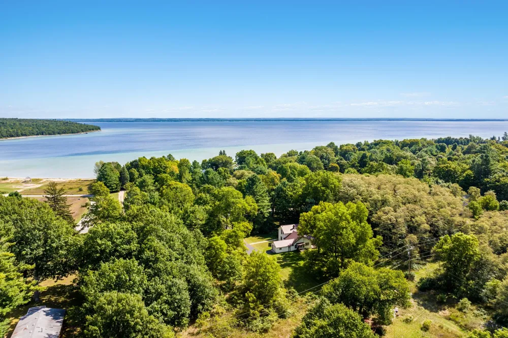 18529 Mission Peninsula Township, MI 49686