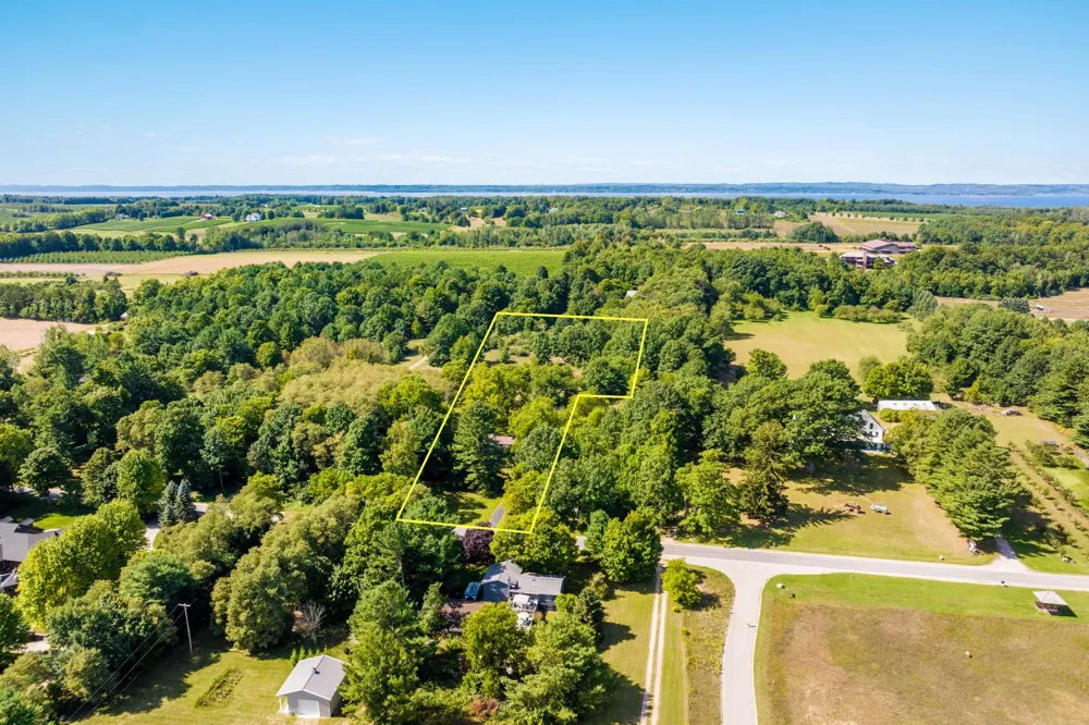 18529 Mission Peninsula Township, MI 49686