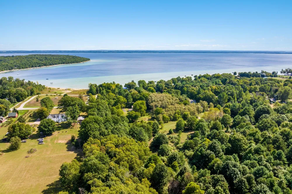 18529 Mission Peninsula Township, MI 49686