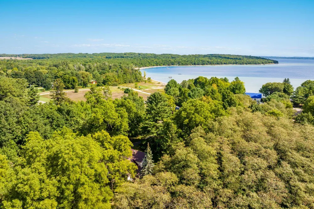 18529 Mission Peninsula Township, MI 49686